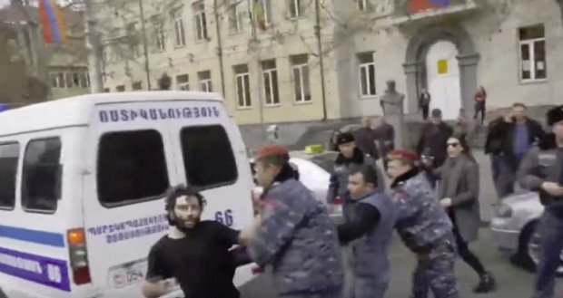 В Ереване произошло столкновение полиции и демонстрантов - ВИДЕО