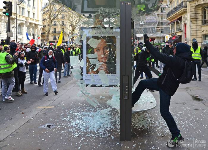 Мэр Парижа осудила беспорядки, устроенные "желтыми жилетами"
