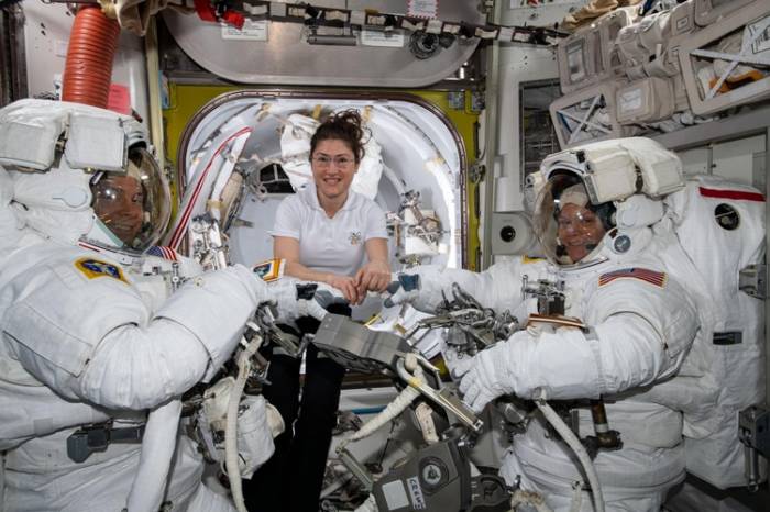 Первый в истории выход двух женщин в открытый космос отменён
