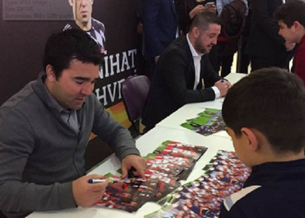 Приехавшие в Баку знаменитые футболисты раздали автографы
