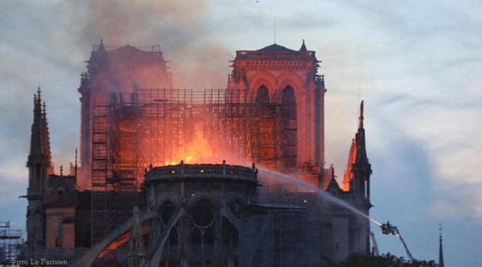 Во Франции выясняют причину возгорания в Нотр-Дам-де-Пари