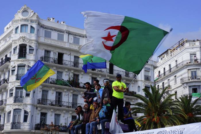 Умеренные исламисты в Алжире призвали к отставке временного президента
