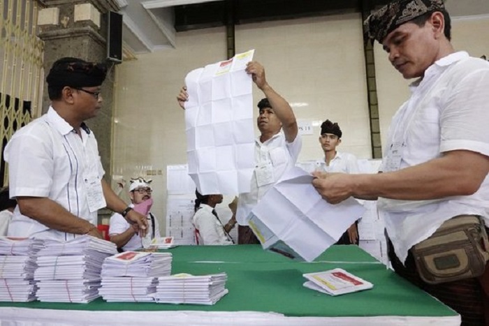 Более 270 человек умерли, считая голоса на выборах в Индонезии