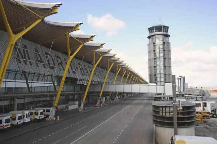 В аэропорту Мадрида мужчина напал с ножом на пассажиров
