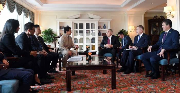 Нурсултан Назарбаев встретился в Пекине с Джеки Чаном