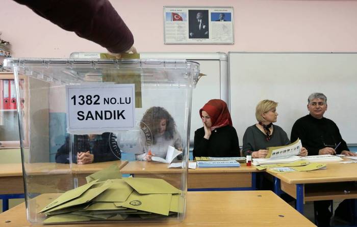Партия Эрдогана будет добиваться проведения повторных выборов в Стамбуле
