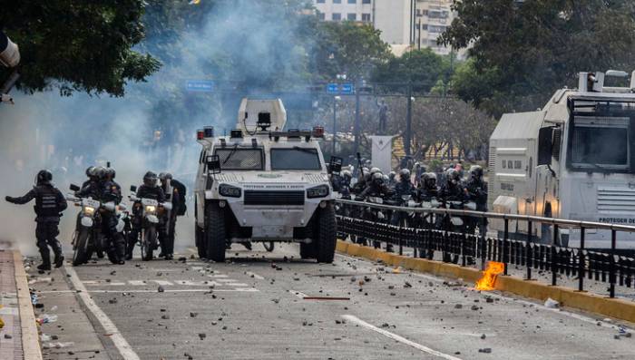 В Каракасе возобновились протесты из-за отсутствия воды и электричества