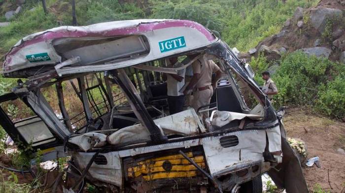 В Индии более десяти человек погибли при падении автобуса в ущелье
