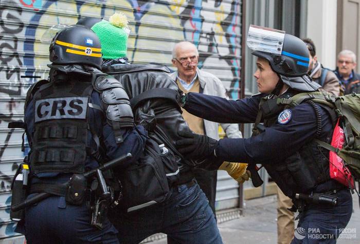 В Париже 70 человек задержали на акции "желтых жилетов"
