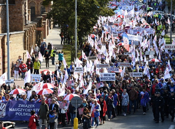 В Польше тысячи учителей вышли на протест
