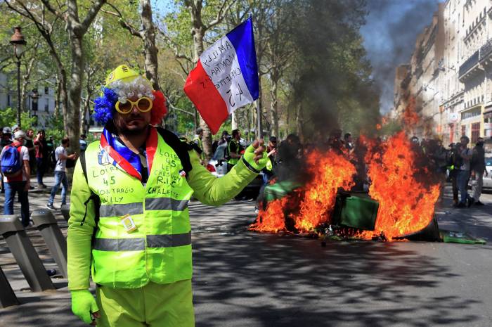 Протестующие в Париже начали поджигать машины

