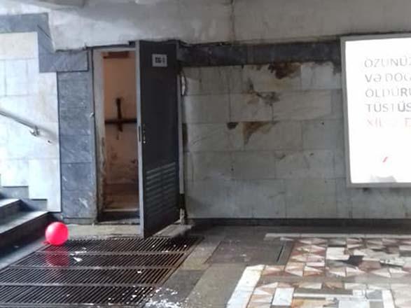 На водопроводной линии над станцией бакинского метро произошла авария
