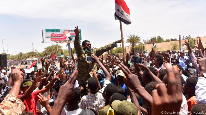 Суданская оппозиция обвинила военных в стремлении присвоить себе власть
