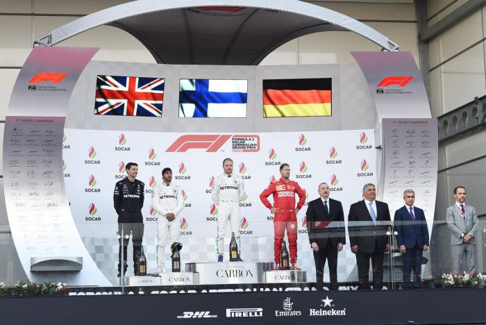 Ильхам Алиев наградил победителей Гран-при Формулы 1 SOCAR Азербайджан - ФОТО
