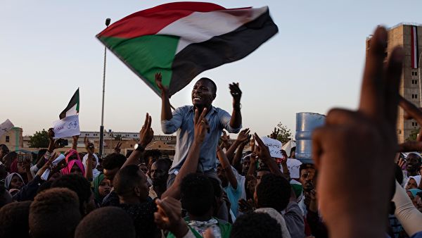Суданская оппозиция обвинила армию в монополизации власти
