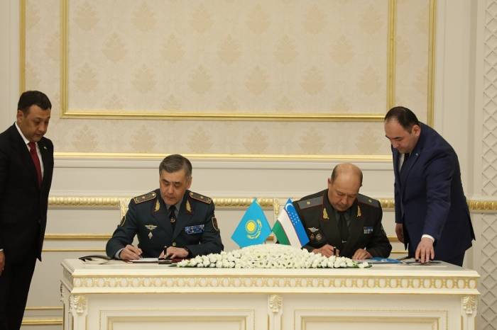 Казахстан и Узбекистан подписали соглашения по развитию военного сотрудничества
