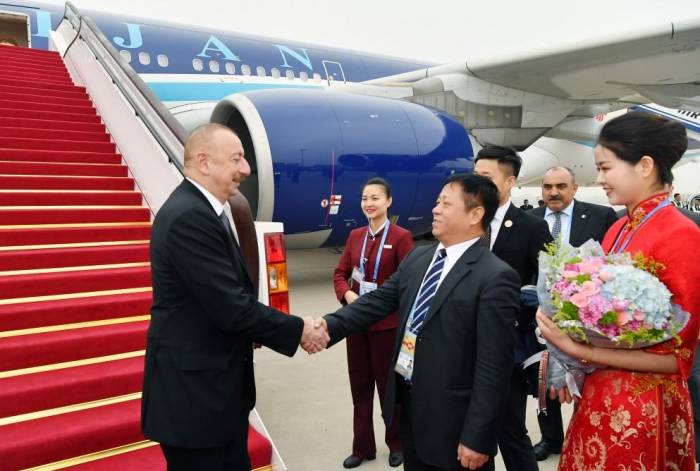 Ильхам Алиев прибыл с рабочим визитом в Китай - ФОТО
