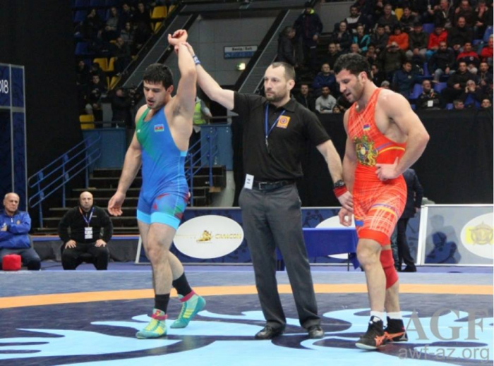 Азербайджанский борец греко-римского стиля одолел армянского чемпиона мира и Европы - ВИДЕО
