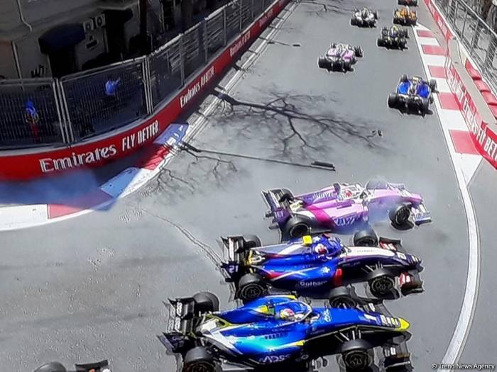 Цепная авария на гонках F2 в Баку: Столкнулись три болида 
