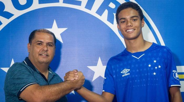 14-летний сын Роналдиньо подписал контракт с «Крузейро»
