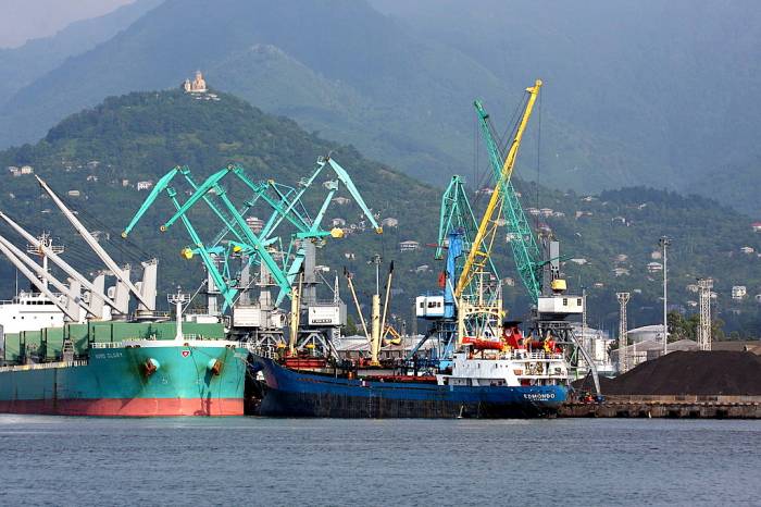 Оглашены объемы грузоперевозок в Азербайджан через порт Батуми
