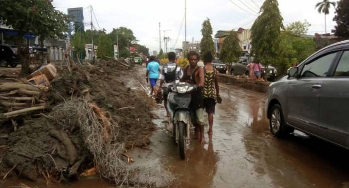 Наводнение в Индонезии унесло жизни десяти человек