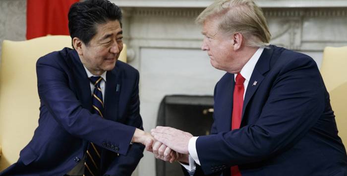 Абэ подарил Трампу запонки из жемчуга, а его жене — зелёный чай
