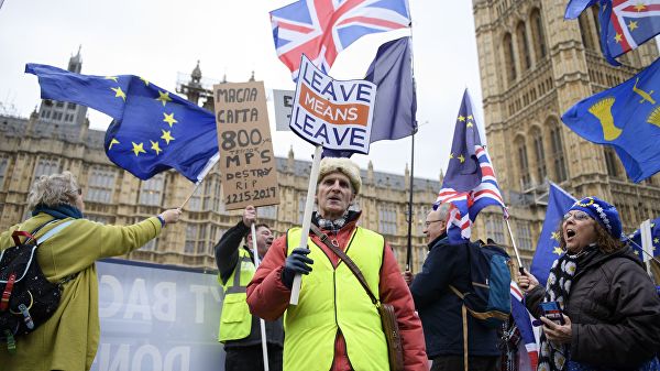 Британский парламент проголосует по четырем сценариям Brexit
