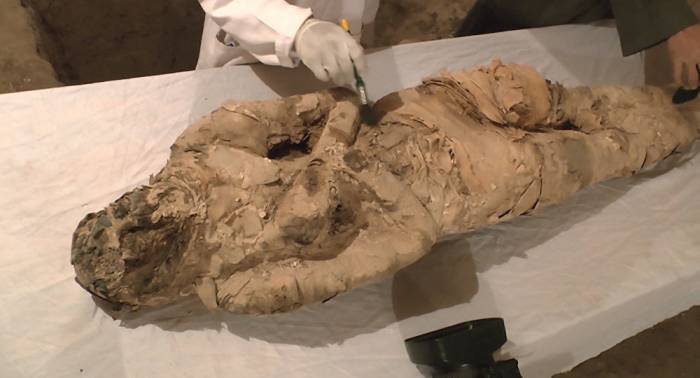 На древнеегипетском кладбище обнаружены мумии матери и ребенка
