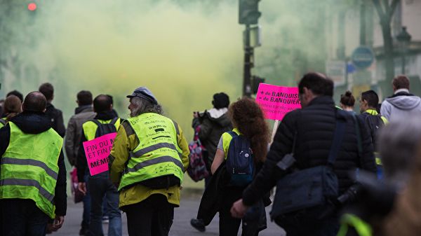 На протесты во Франции вышли более семи тысяч "желтых жилетов"
