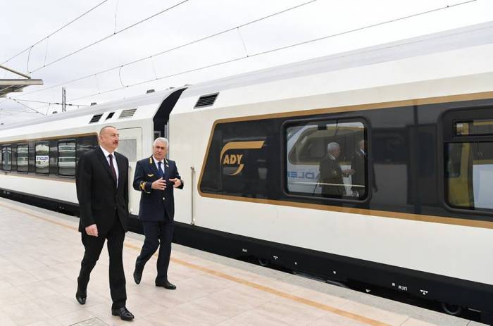 Ильхам Алиев ознакомился с пассажирским поездом маршрута БТК - ФОТО
