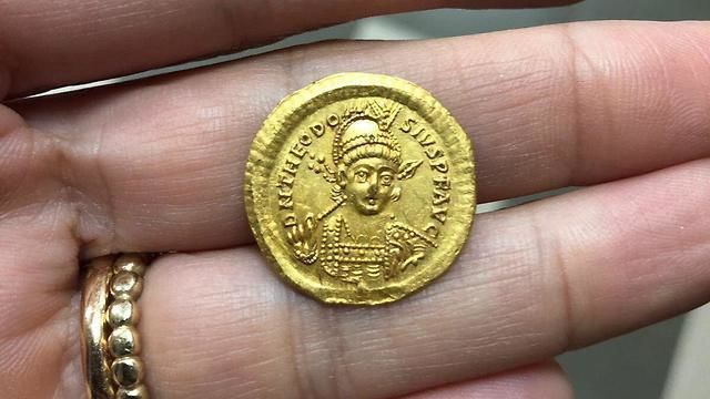 В Израиле школьники нашли византийскую золотую монету возрастом 1600 лет
