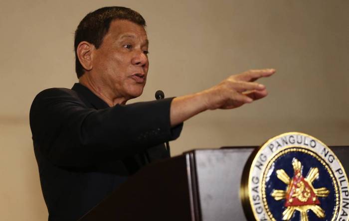 Президент Филиппин пригрозил кастрировать замешанных в наркоторговле полицейских
