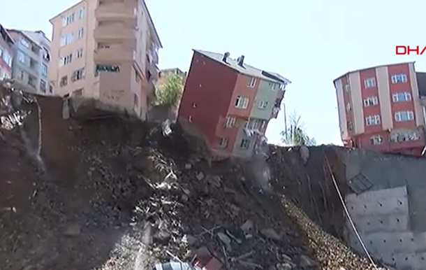 В Стамбуле обрушилось четырехэтажное здание - ВИДЕО
