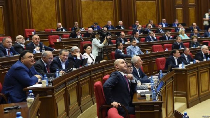В парламенте Армении бушуют страсти: "Не пытайтесь превратить наше общество в стадо, мы вам не зомби"