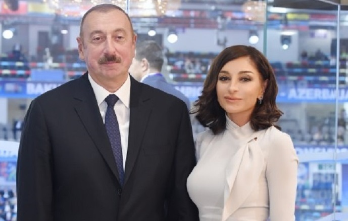 Ильхам Алиев и Мехрибан Алиева поздравили азербайджанский народ с рождением 10-миллионного жителя