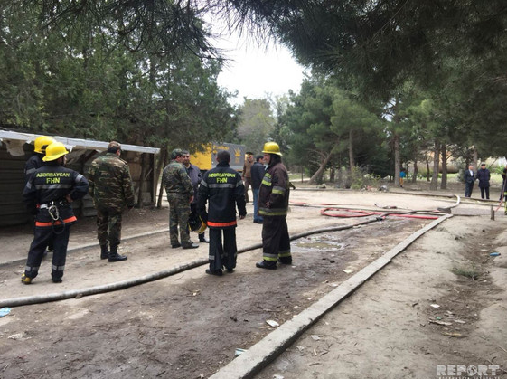 Мужчина от страха бросился с 3 этажа горящего общежития в Баку
