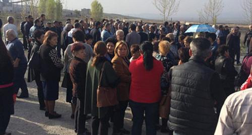В Армении работники цементного завода заблокировали дорогу