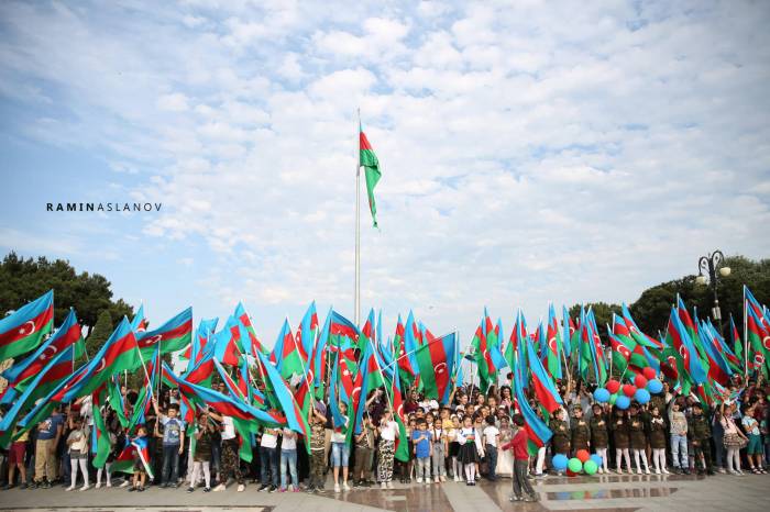 На Бульваре прошел флешмоб с флагами Азербайджана
