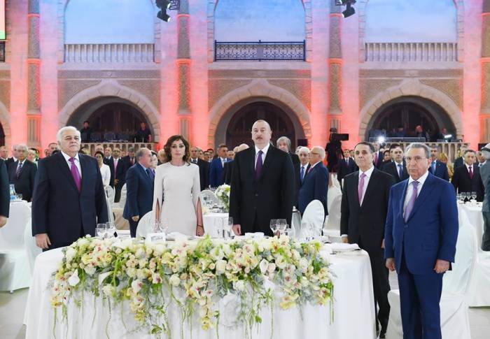 Ильхам Алиев и Мехрибан Алиева приняли участие в официальном приеме по случаю Дня Республики - ФОТО