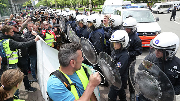 В Брюсселе произошли стычки между "желтыми жилетами" и полицией