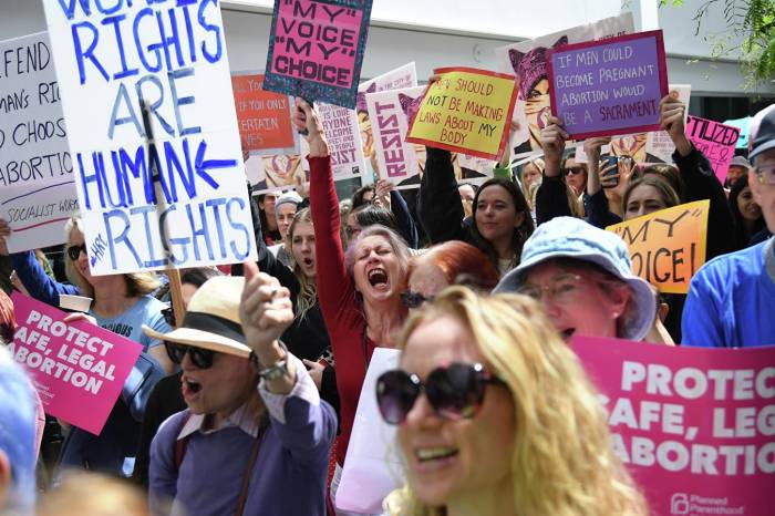 В США прошли марши против ограничения прав на аборты

