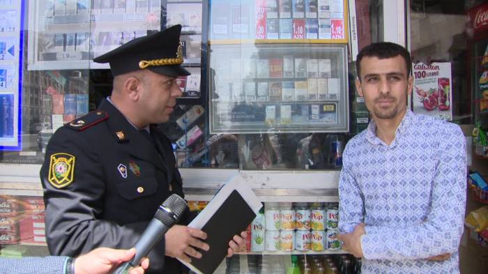 В Баку продолжаются рейды по пресечению продажи сигарет несовершеннолетним 