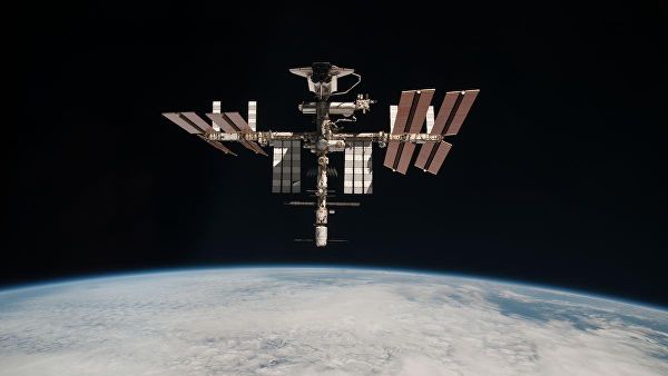 Российские космонавты протерли иллюминаторы МКС