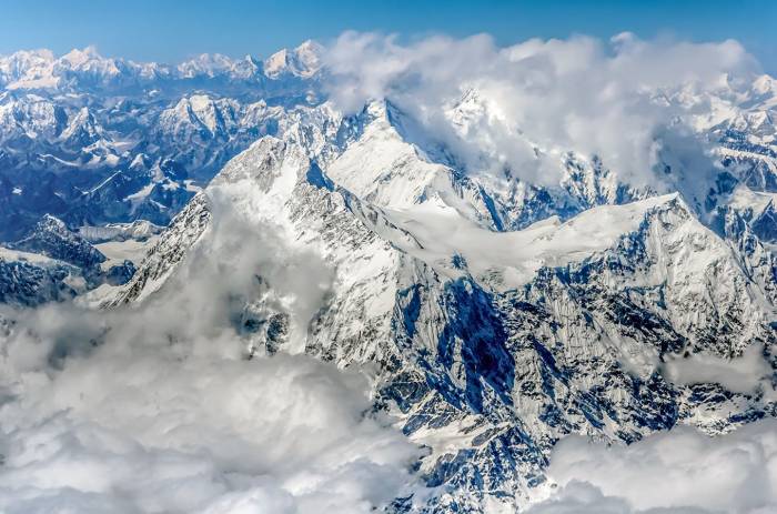 Во время спуска с Эвереста погибли два альпиниста
