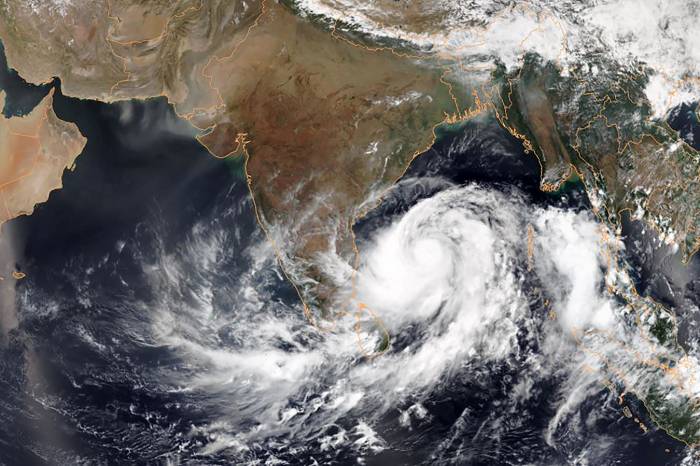 В Индии около миллиона человек эвакуируют из-за приближающегося циклона
