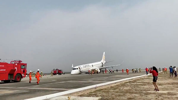 В Мьянме пассажирский самолет приземлился на "брюхо" из-за отказа шасси