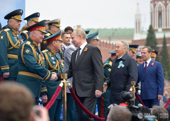 Путин после парада на Красной площади пообщался с ветеранами
