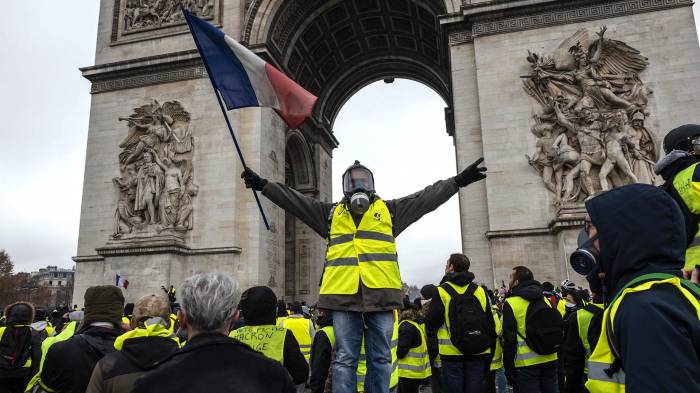 Почти 110 тысяч госслужащих вышли на манифестации по всей Франции