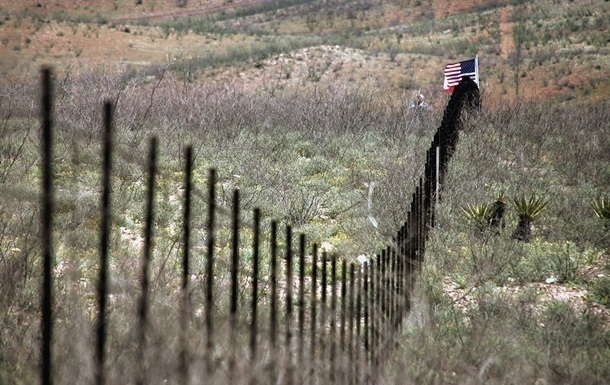 Пентагон заплатит $650 млн на реконструкцию стены на границе с Мексикой
